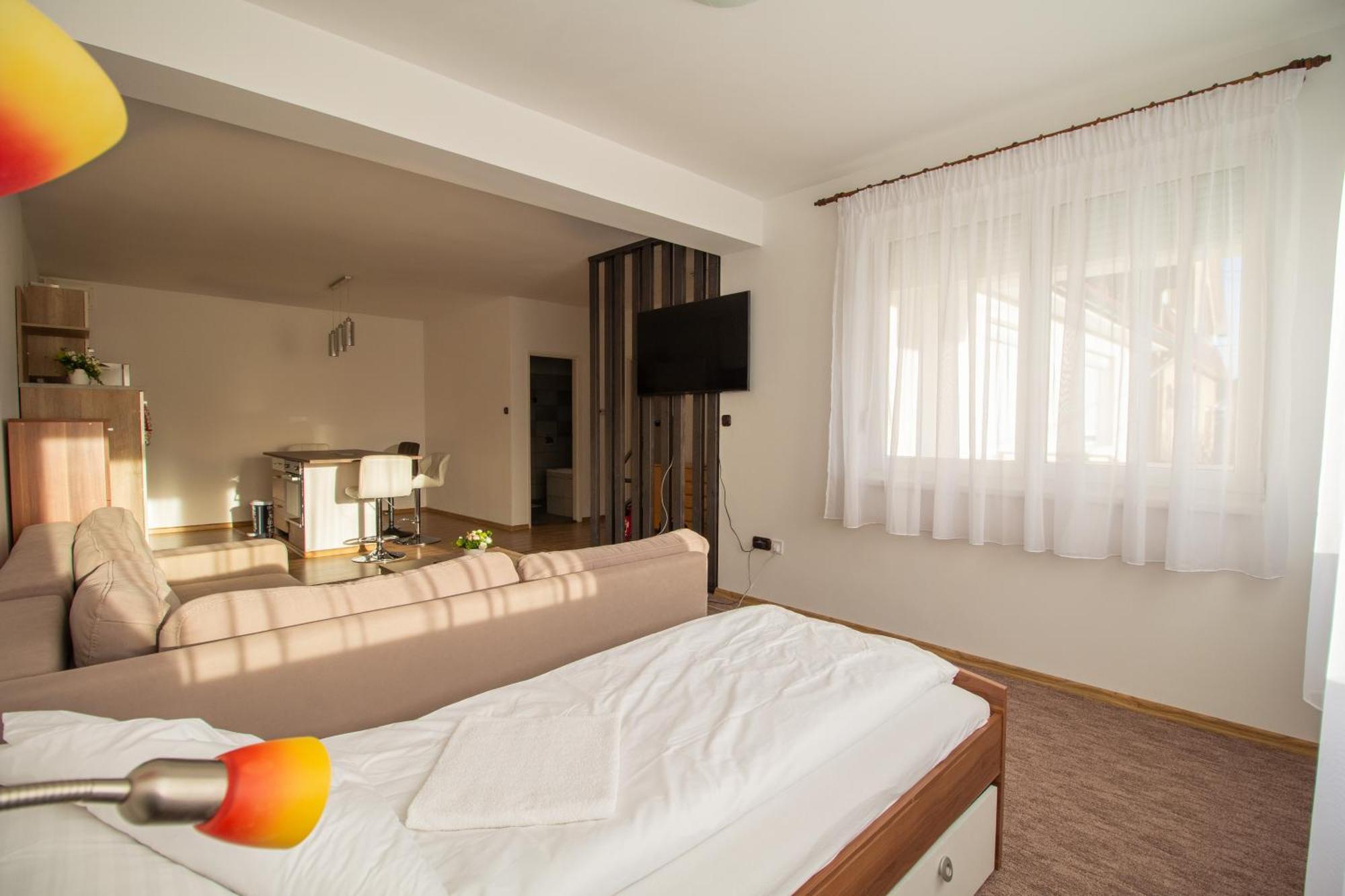 Deli Terasz C Apartman Free Parking, Self-Check-In Anytime Gyor Exterior photo