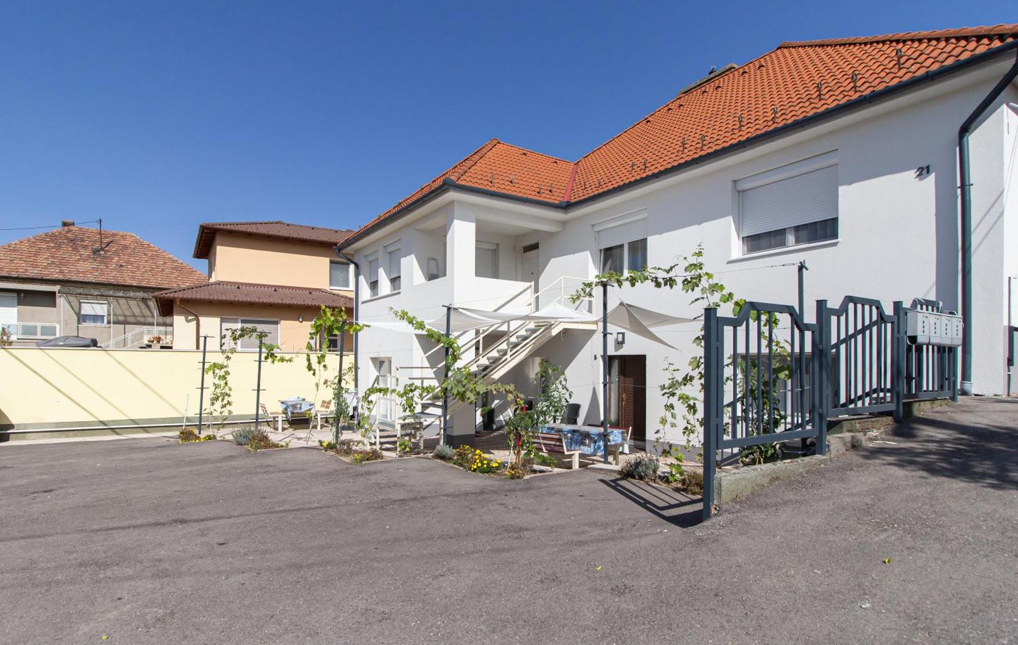 Deli Terasz C Apartman Free Parking, Self-Check-In Anytime Gyor Exterior photo
